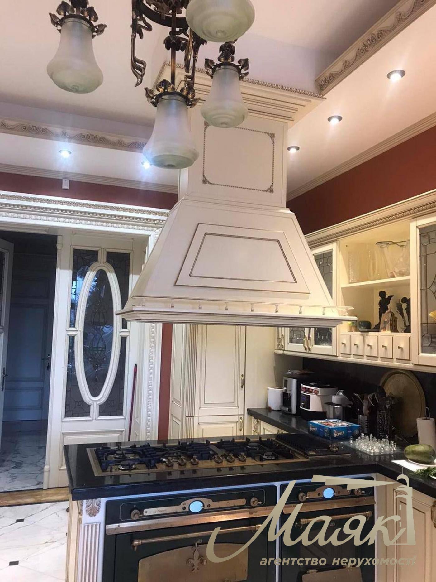 Продаж будинку 1122м2 Козин