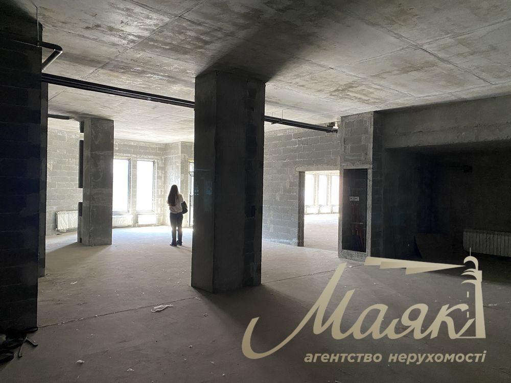 Аренда фасадного помещения 318 м² с рампой и парковкой — отдельностоящее здание