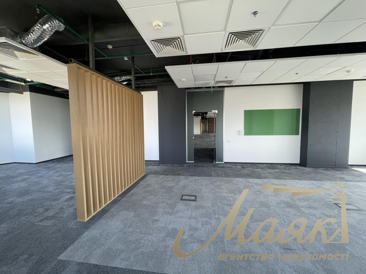 Office for rent with view 540m2 in the center, Senator Business Center