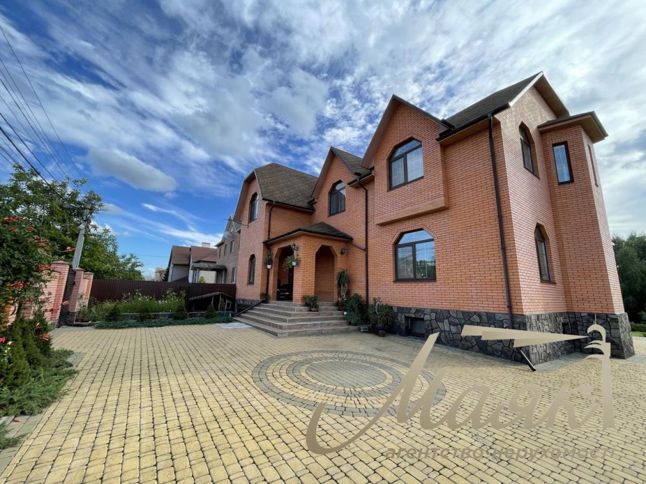 Продаж будинку 360 м2 у Жулянах з ділянкою 15 соток вул.,.Нова