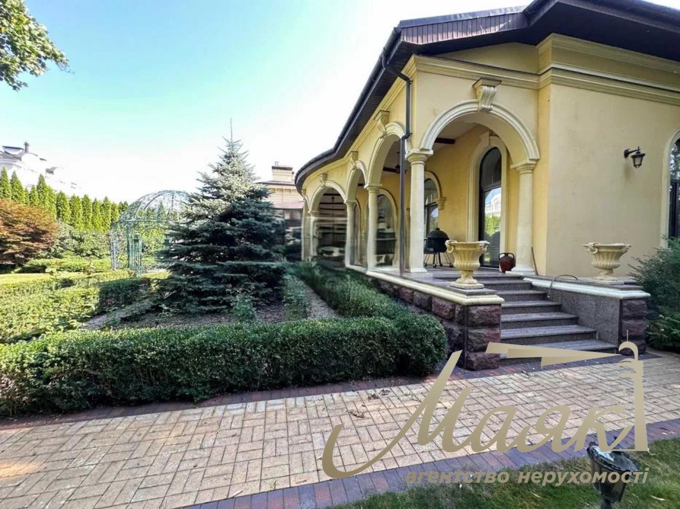 We offer for sale VIP-house in the cottage town "Golden Gate" (Koncha-Zaspa), Obukhovsky district.
