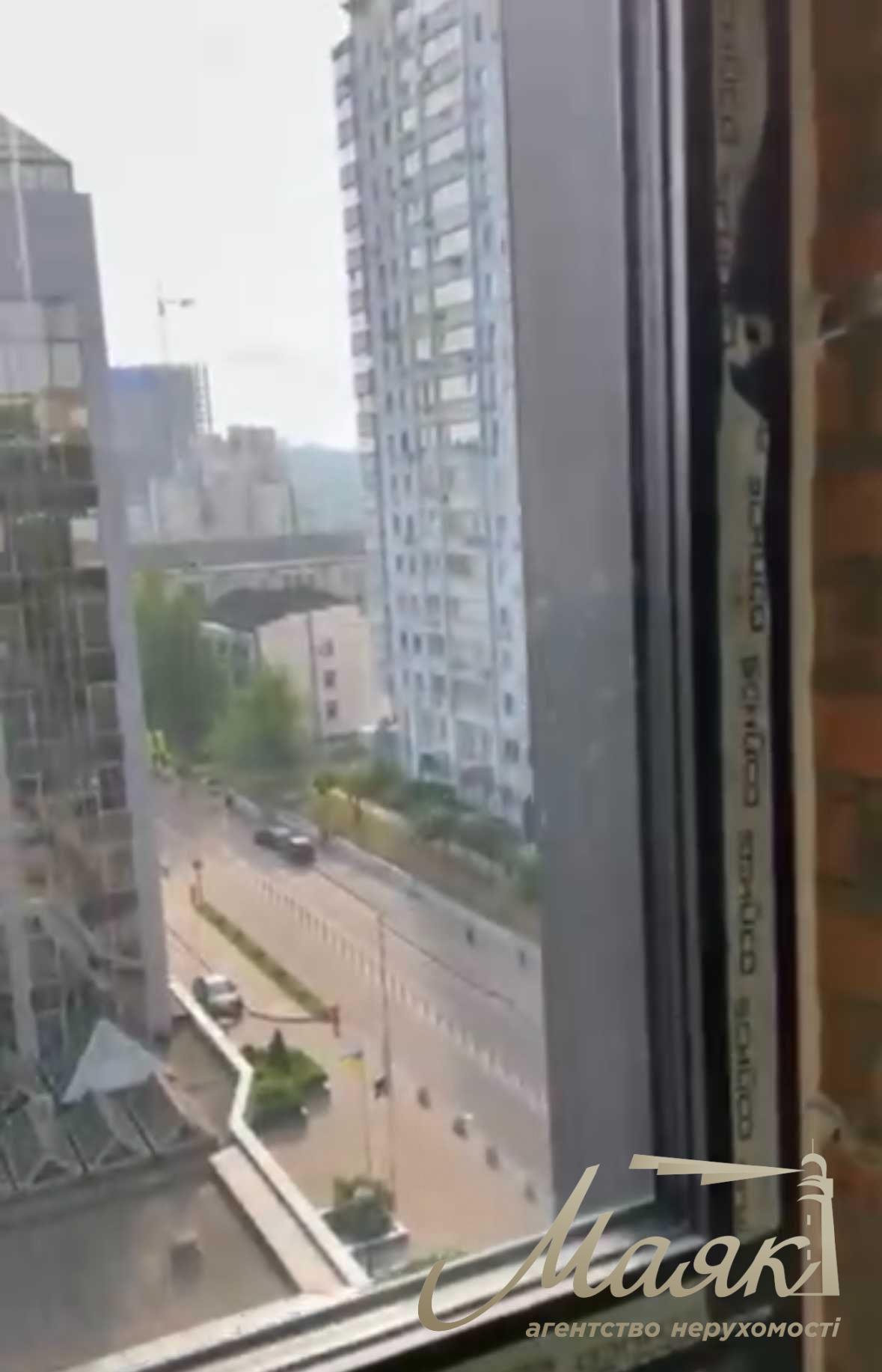 Продажа квартиры 100 кв.м. без ремонта в ЖК Тriiinity