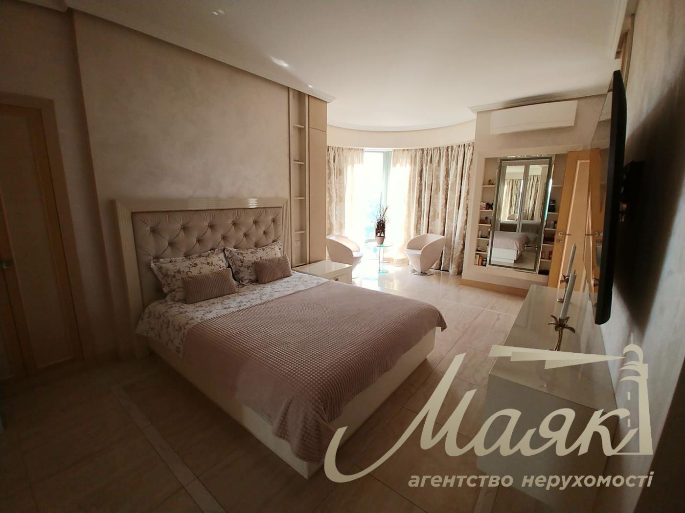 Penthouse for sale, Nazarovskaya St., Center