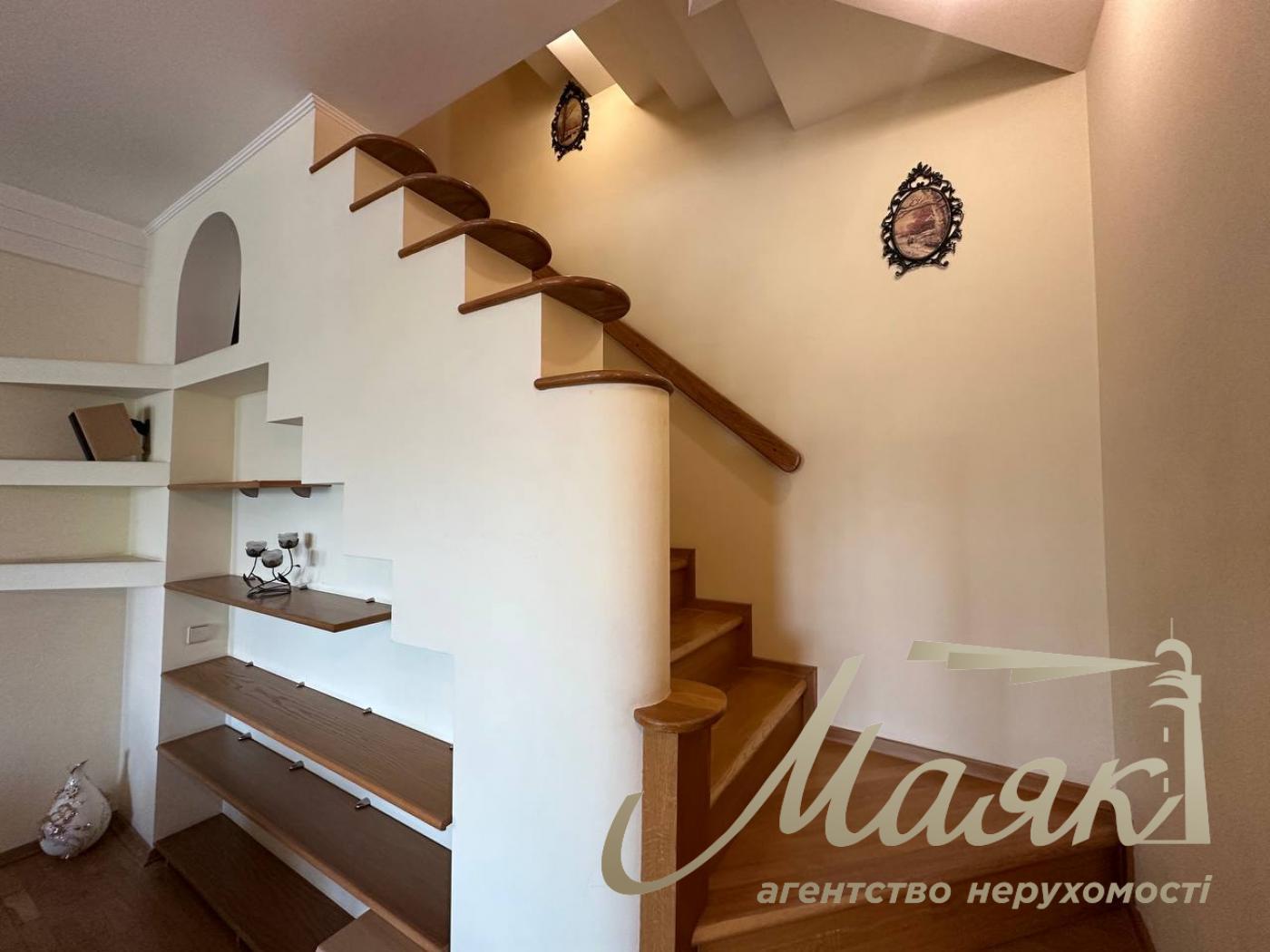 Оренда дворівневої квартири по вул.Верхогляда/Драгомирова 4, Печерський район.