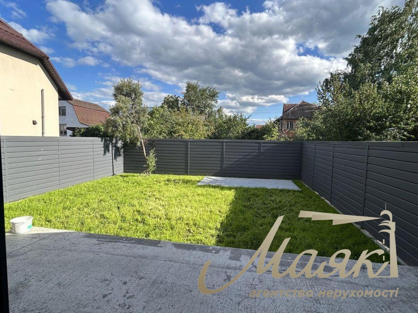 Продаж 2-х поверхового будинку 160 кв.м. Дарницький район. Біля метро і річки.