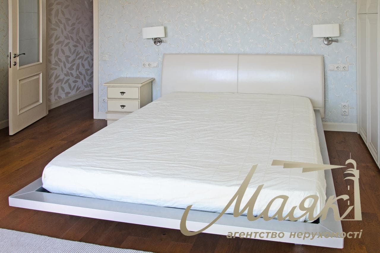 For sale 4-room apartment, Sofiyskaya Square