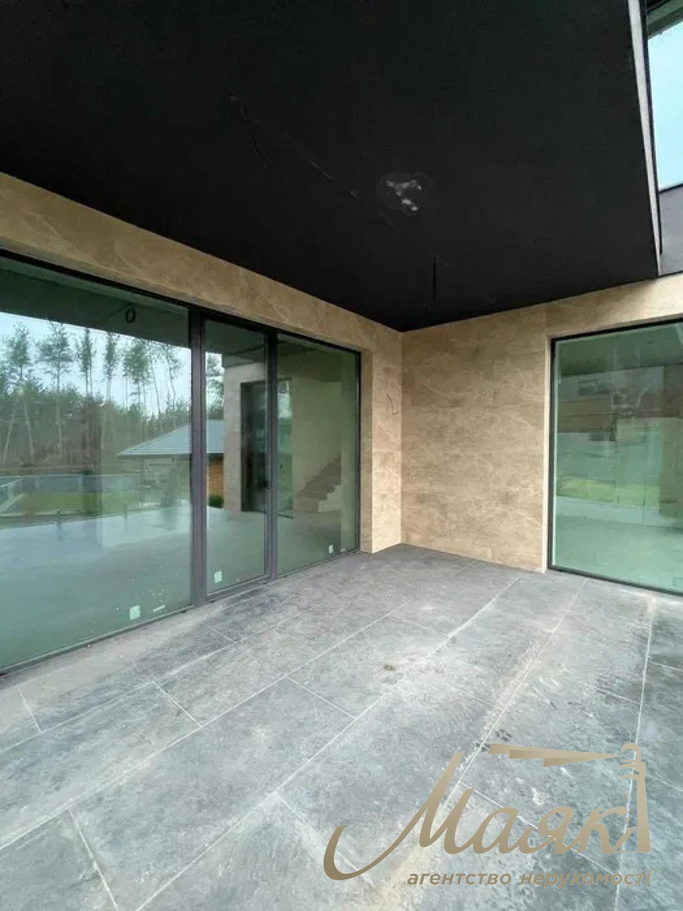 We offer for sale a modern and well-built house in the village. Khodosovka, just 10 minutes drive from Kiev