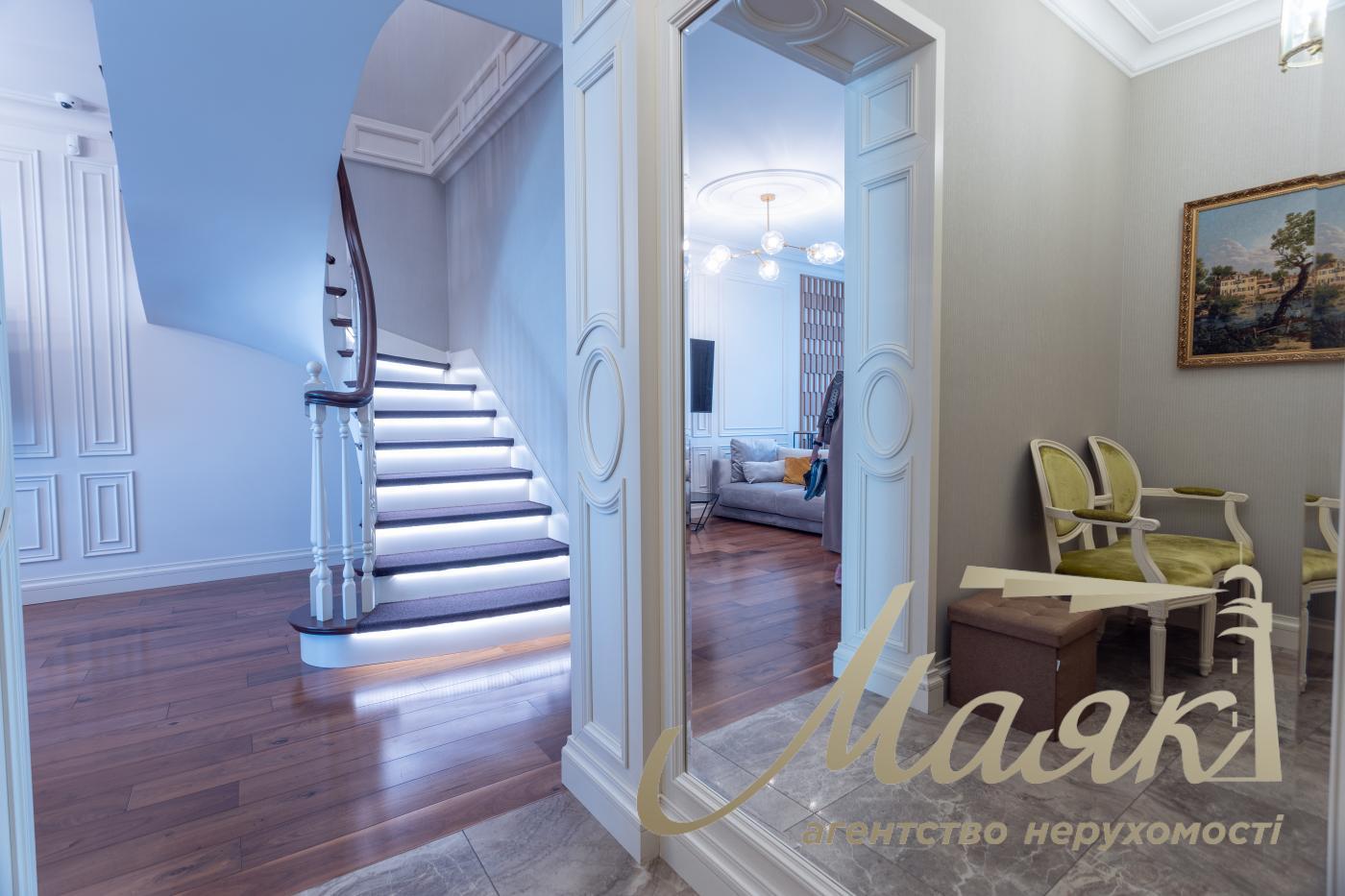 Sale 4k apartment with parking place in LCD Zverinetskyi, Pechersk, Kiev