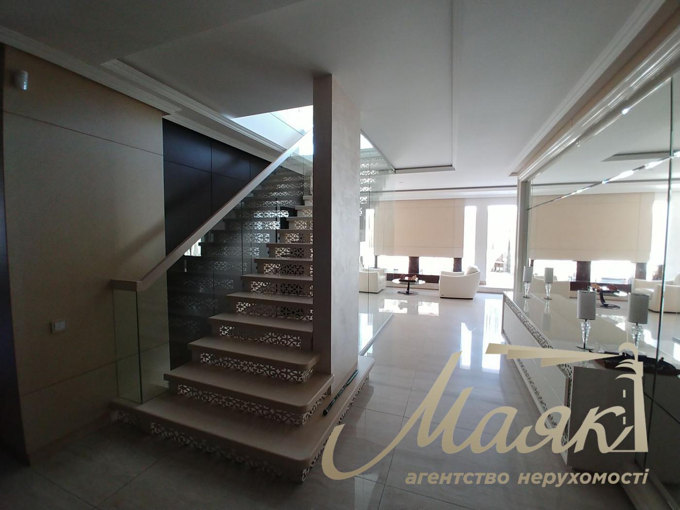 Penthouse for sale, Nazarovskaya St., Center