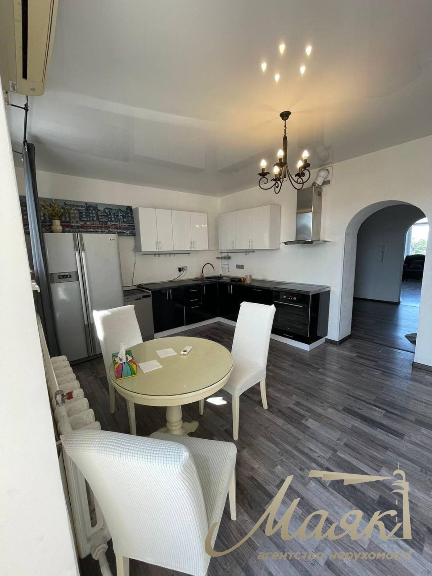 Оренда дворівневої квартири на Подолі.