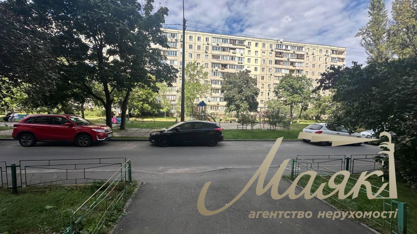 For sale 3-room apartment 57m2, Obolonskyi district, Ivasyuka 15A