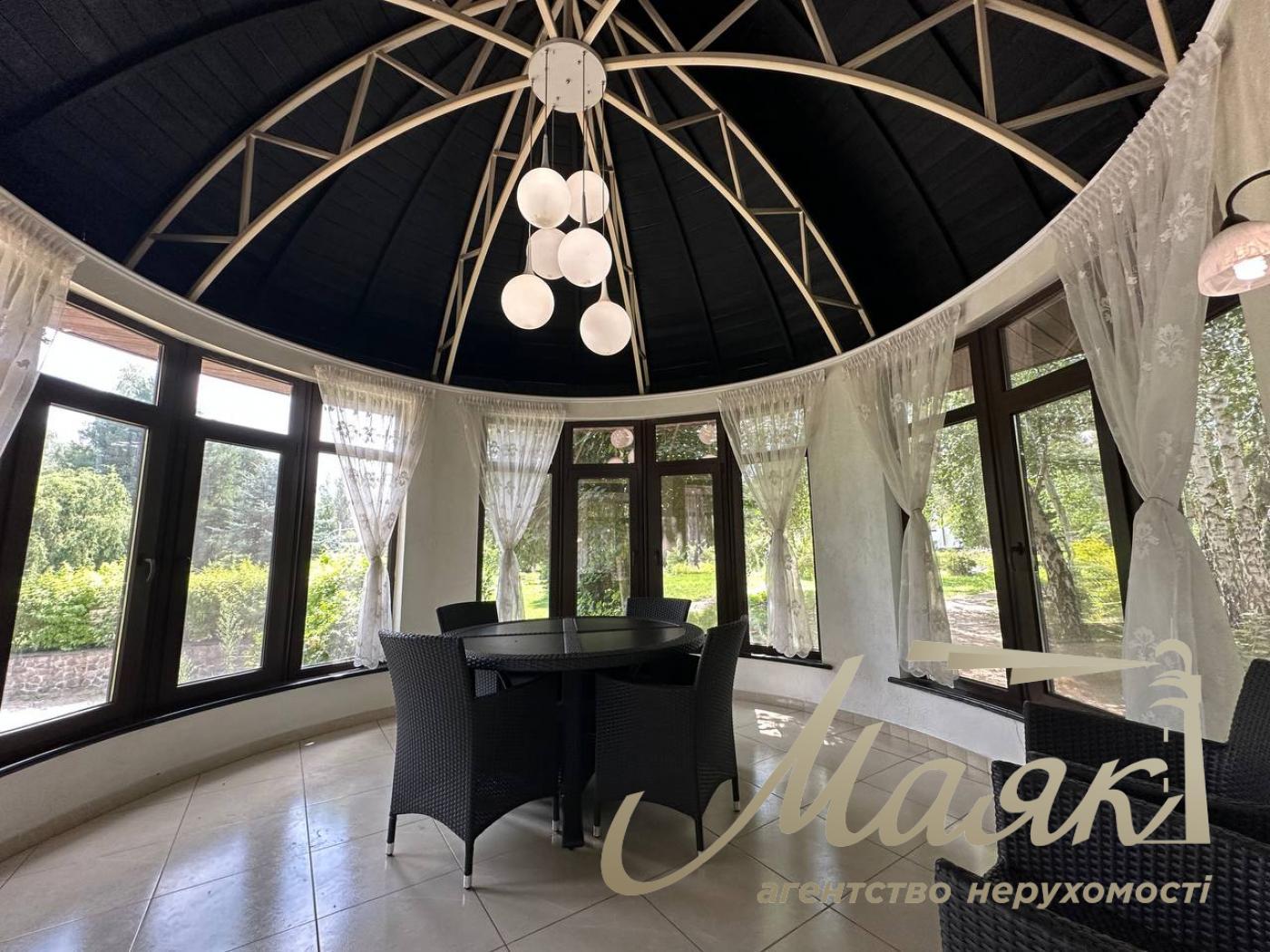 Оренда резиденції з двох будинків на 60 сотках землі в Хуторі Мриги, Голосіївський район, Київ.