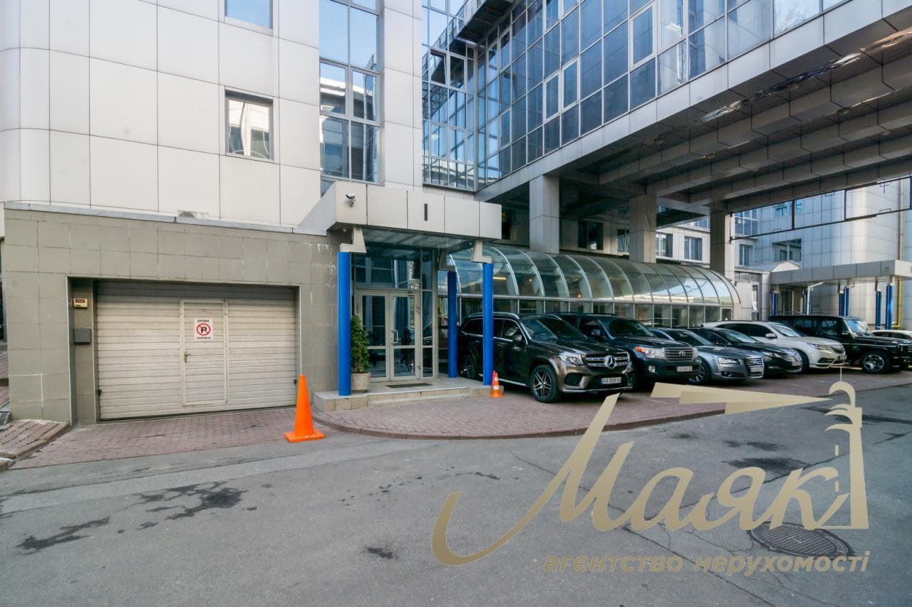 Office space for rent, brand-new, 240 m², near the Dvorets Sporta metro station