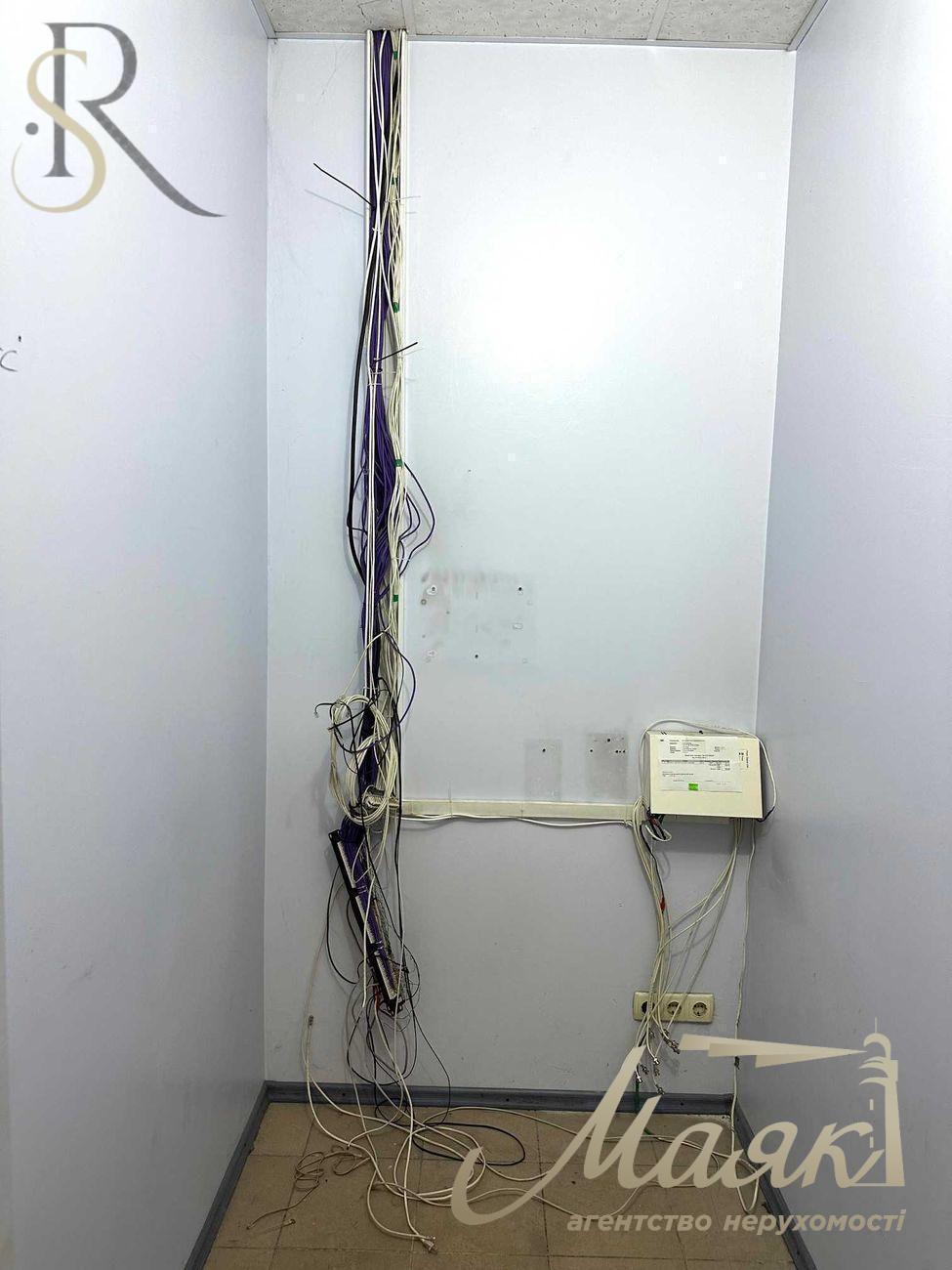 Продаж фасадного приміщення метро "Позняки"