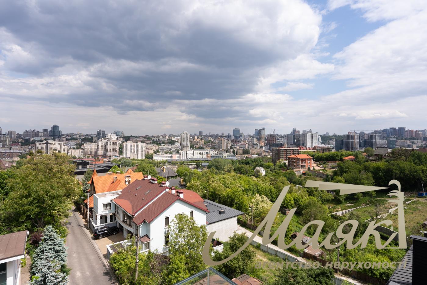 Продаж будинку на Батиєвій горі з розкішним краєвидом, Київ, Центр.