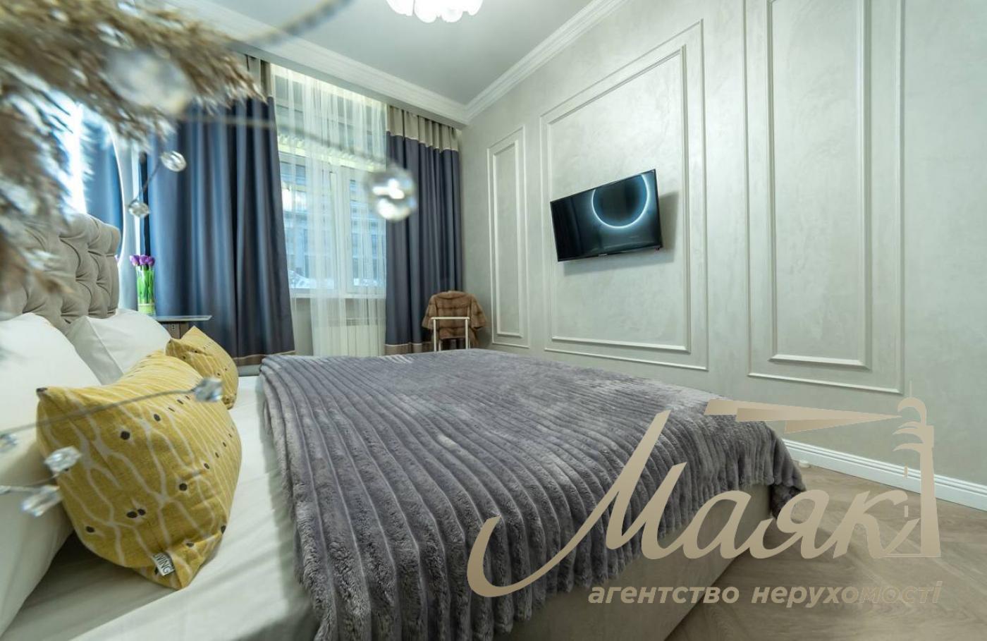 Rent a 4-room apartment on Khreshchatyk
