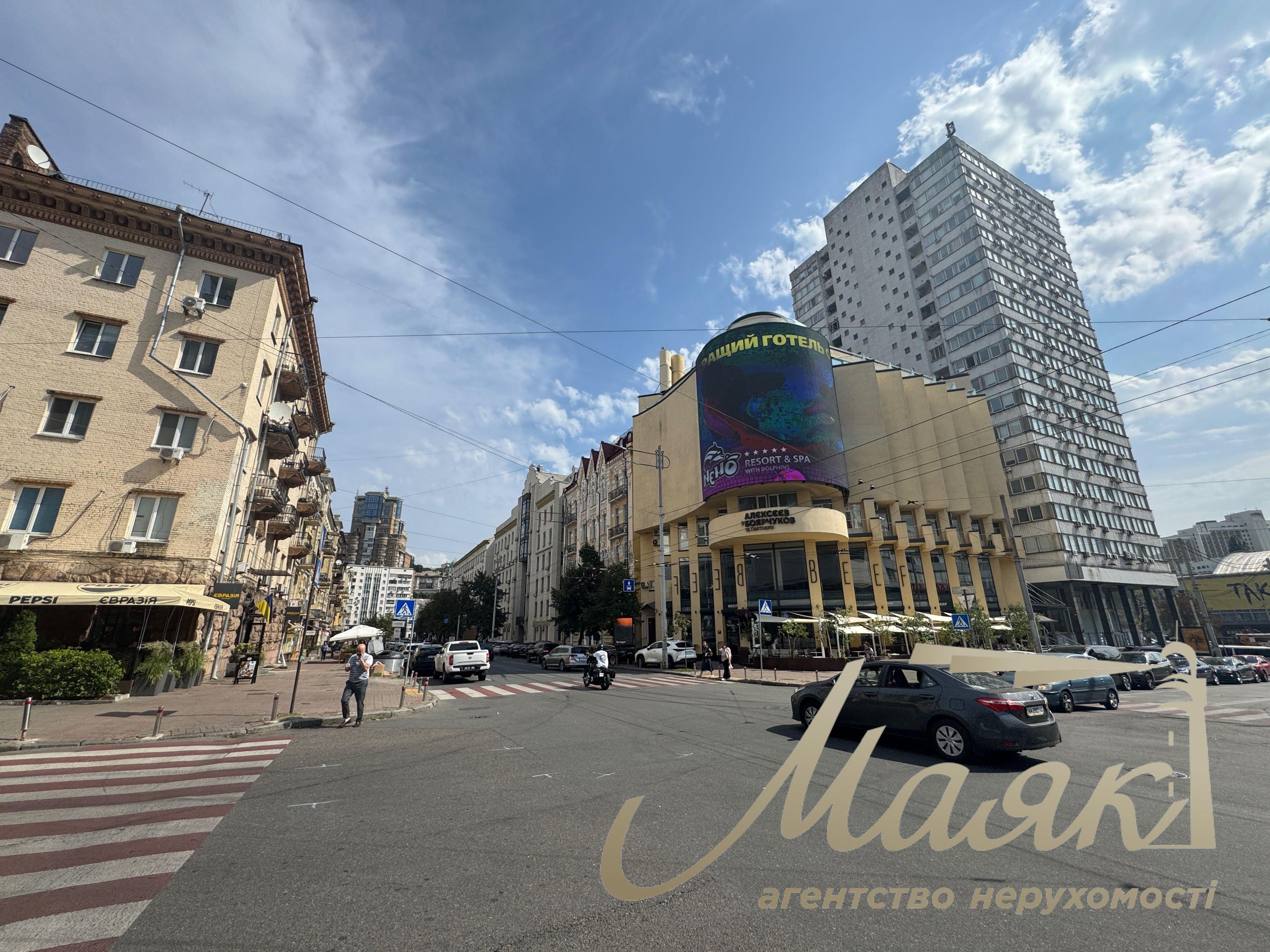 Sale of facade 100m2 Shota Rustaveli center