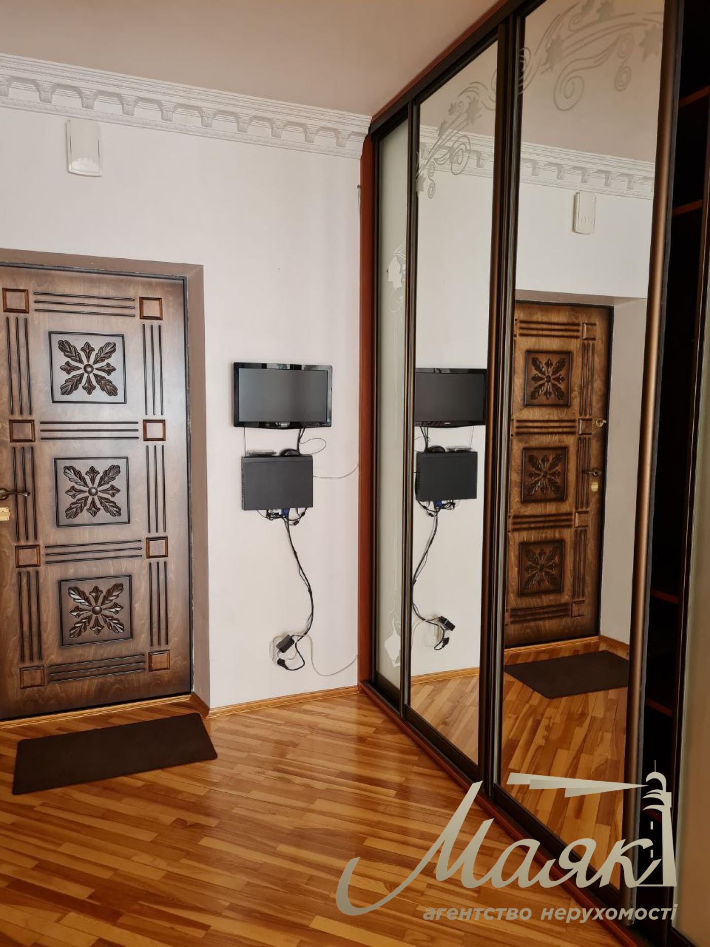 Rent 3-room apartment (140 sq. m.) Demievka, Saperno-Slobodskaya st. 22