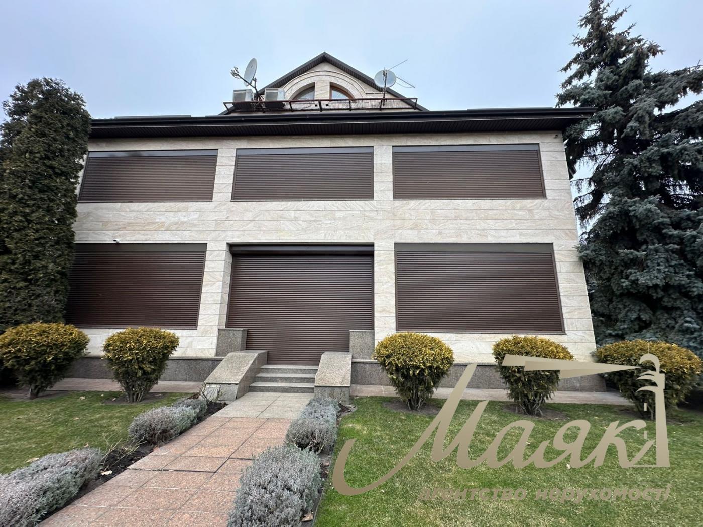 We offer for sale a luxurious house in Petropavlovska Borschagovka, Kiev, just 3 minutes from the city.