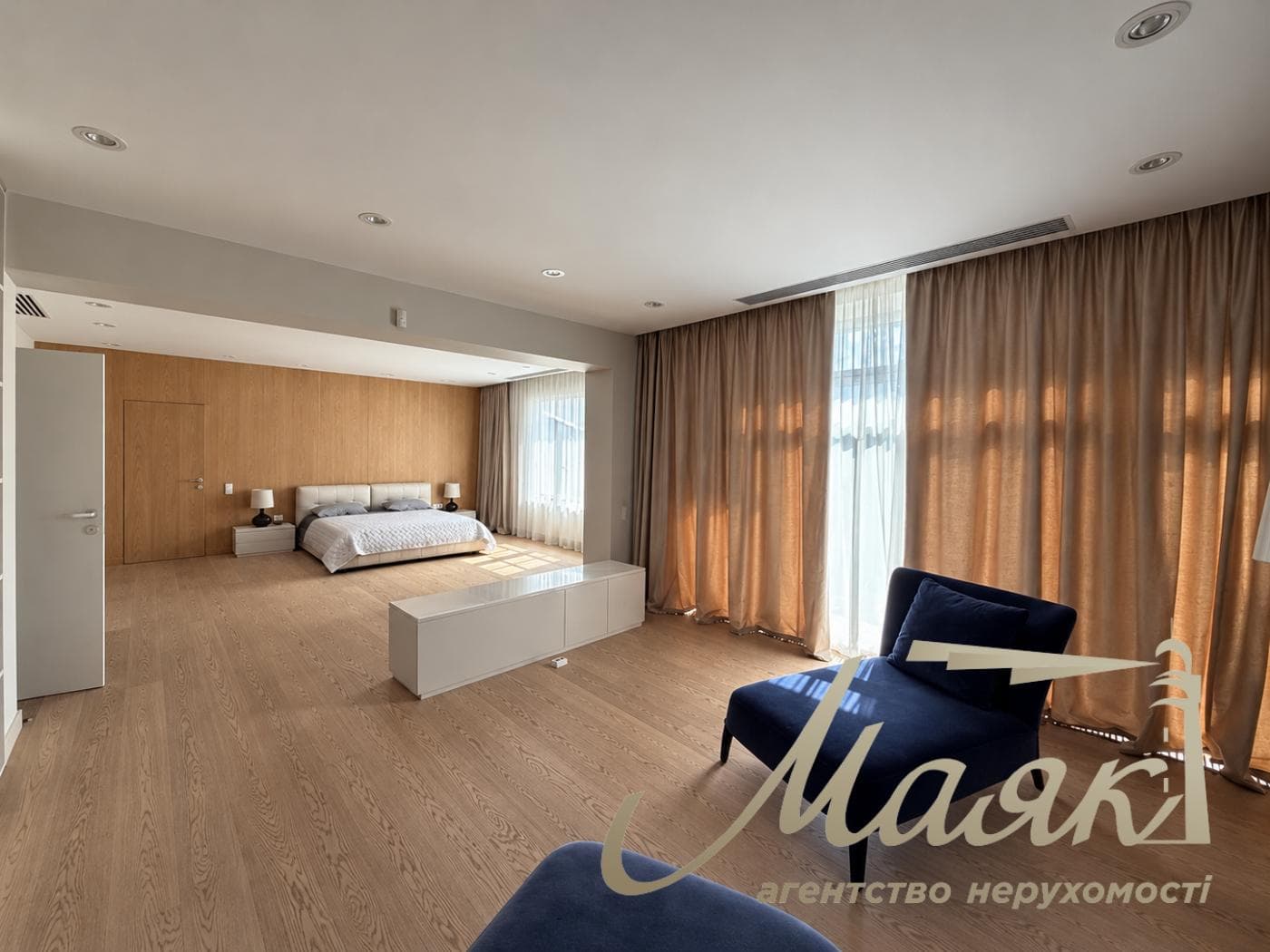 Оренда 2-поверхового будинку площею 570 м², Плюти