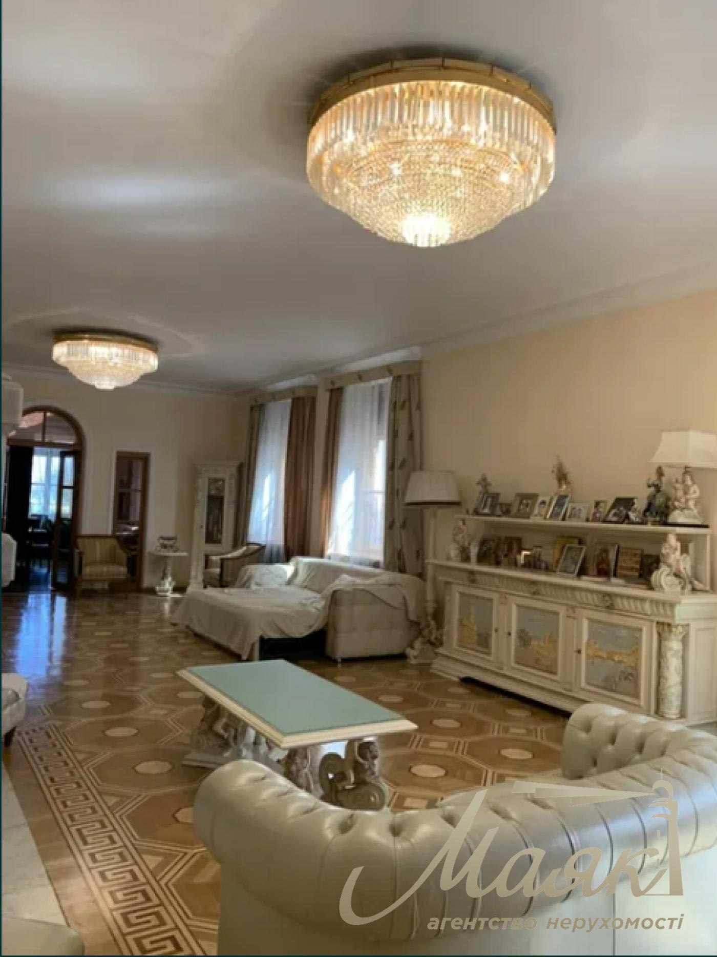 Продажа дома 800кв.м возле  Площади Шевченка