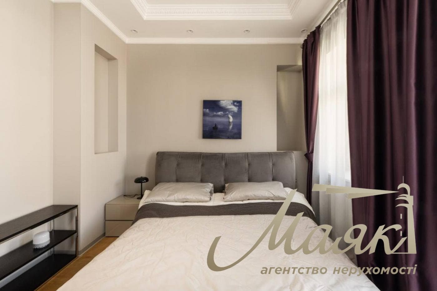 Rent a modern 60-square-meter apartment in the very heart of Kyiv, at 14 Ivana Mazepa Street, Pecherskyi District, downtown Kyiv.
