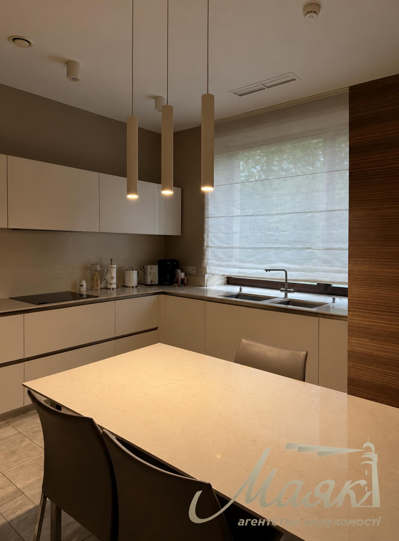 Оренда 2-поверхового будинку площею 375 м², житловий комплекс «Сонячна Долина», Романків