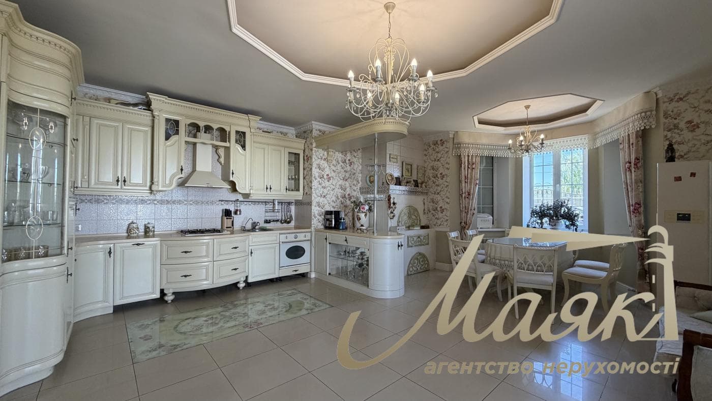Продаж преміального 3х-поверхового будинку 350 м² у Гореничі, Бучанський район, Київська область