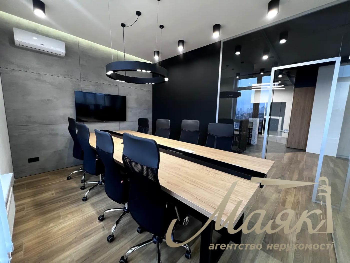 Оренда офісу площею 120 м² у ЖК «Кадорр», вул. Жилянська, 68, станція метро «Олімпійська».