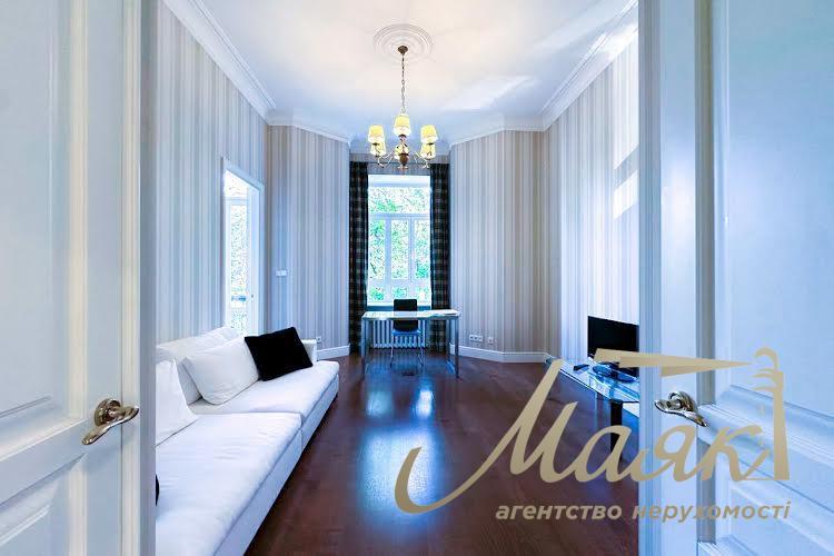 Rent 5 room apartment - Nazarovskaya (Vetrova) st. 19
