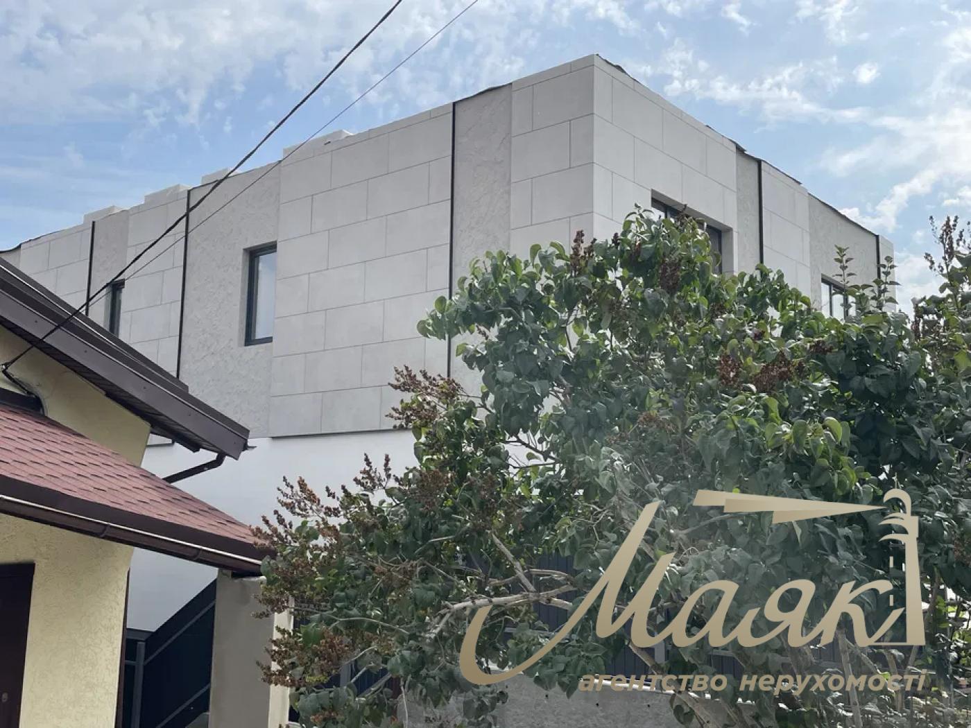 Продаж будинку з бомбосховищем у стилі Hi-Tech у Голосіївському районі