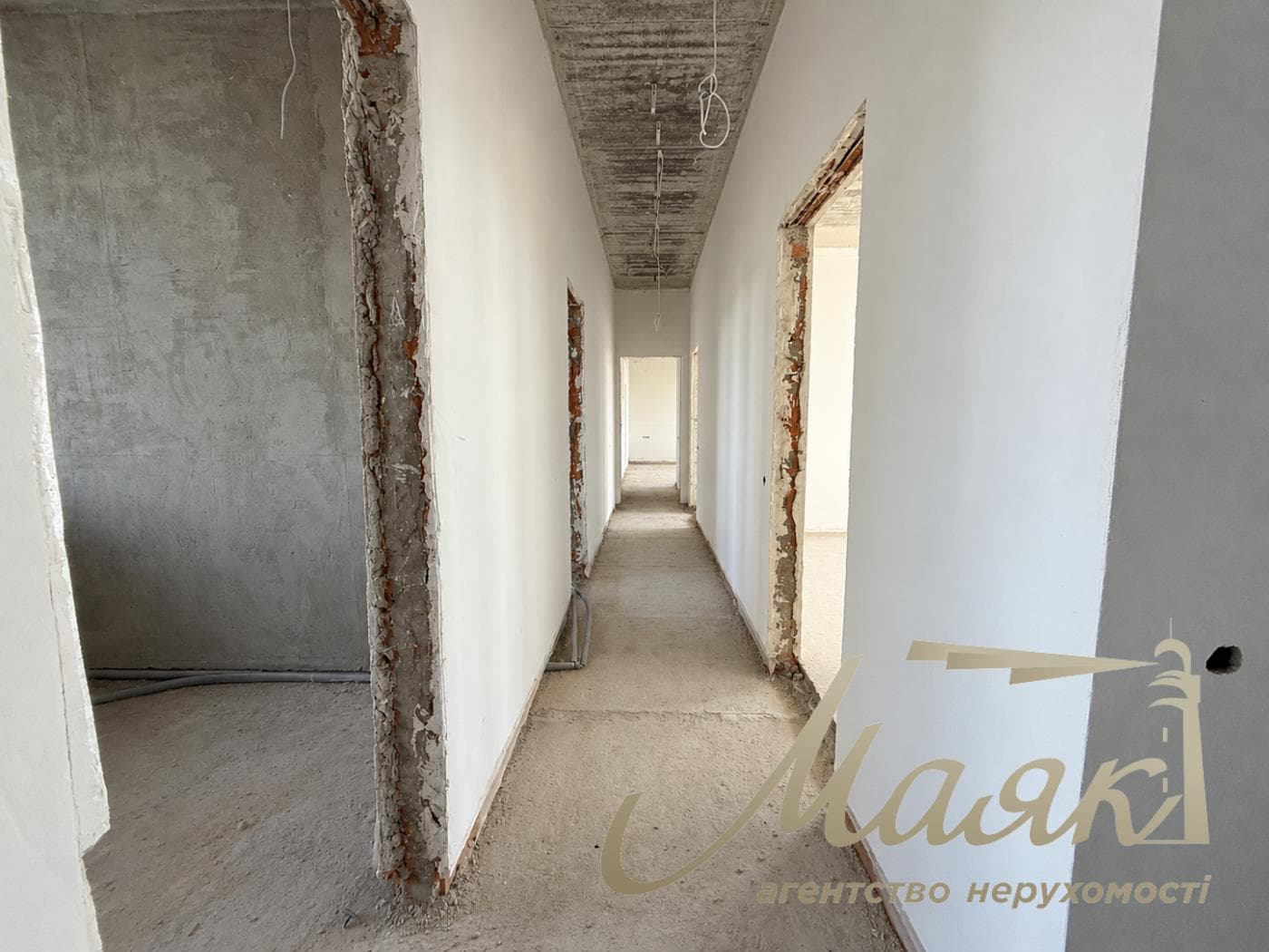 3-story house for sale, 325 m², village of Plyuty