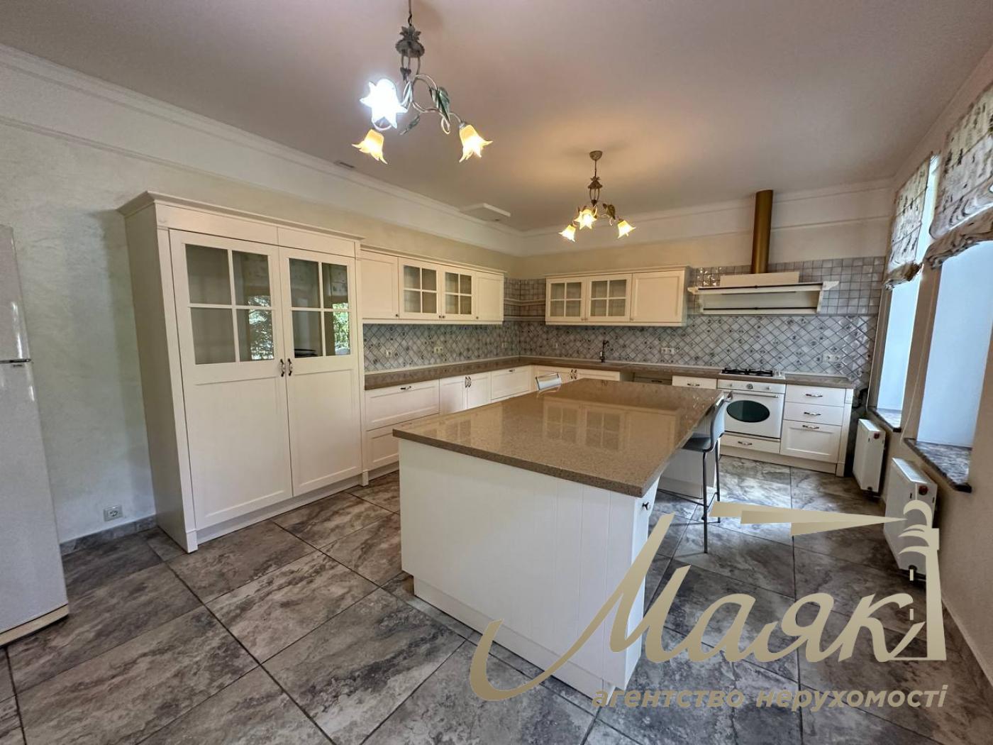 Оренда резиденції з двох будинків на 60 сотках землі в Хуторі Мриги, Голосіївський район, Київ.