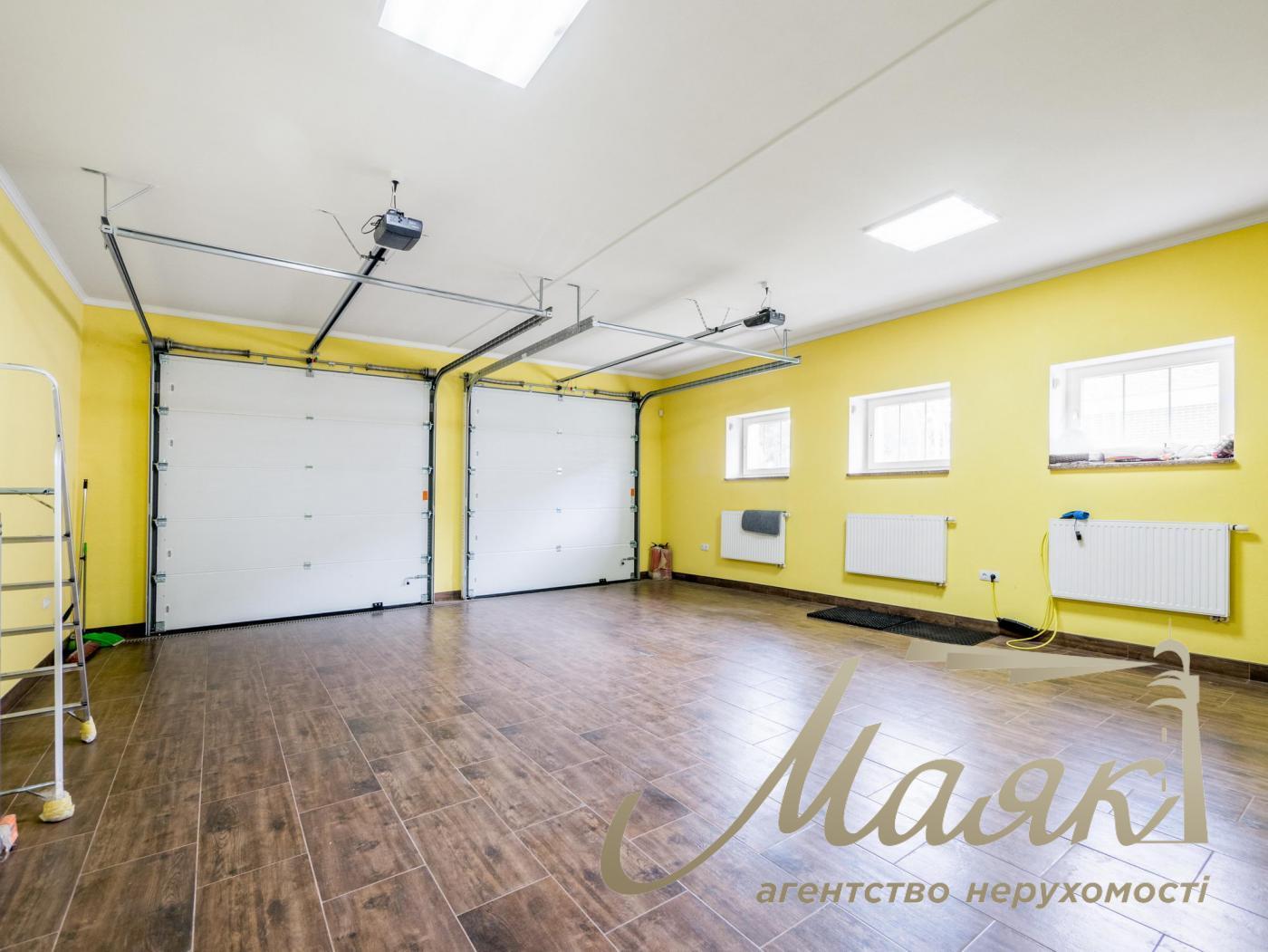 Rent of 3-storey house (840m2) s.Kozin