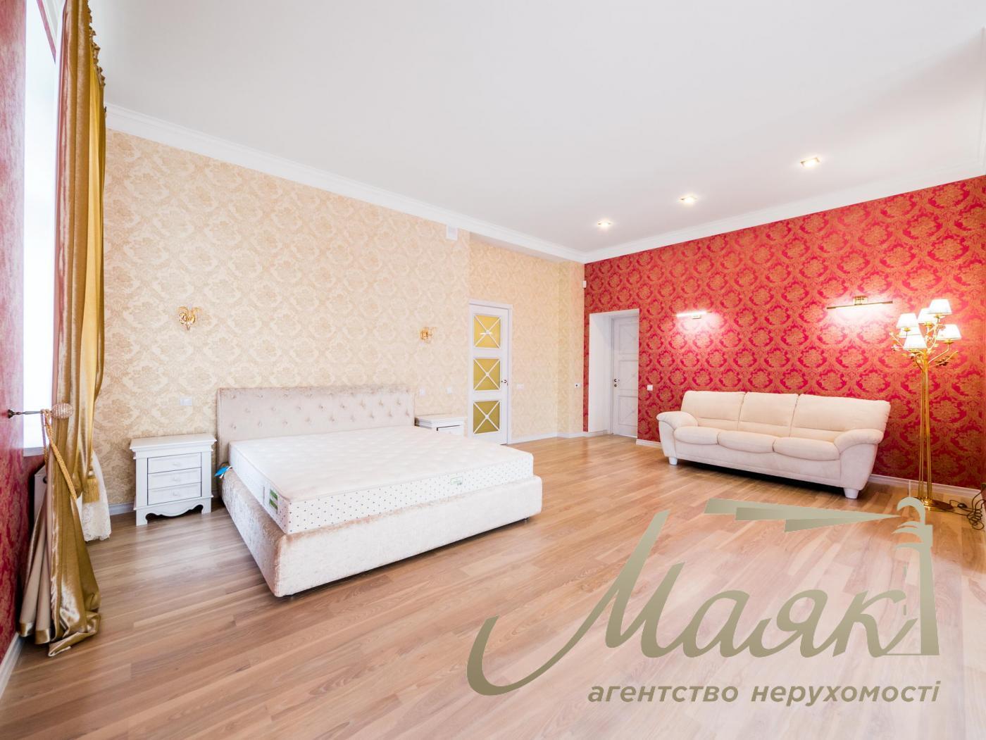 Rent of 3-storey house (840m2) s.Kozin