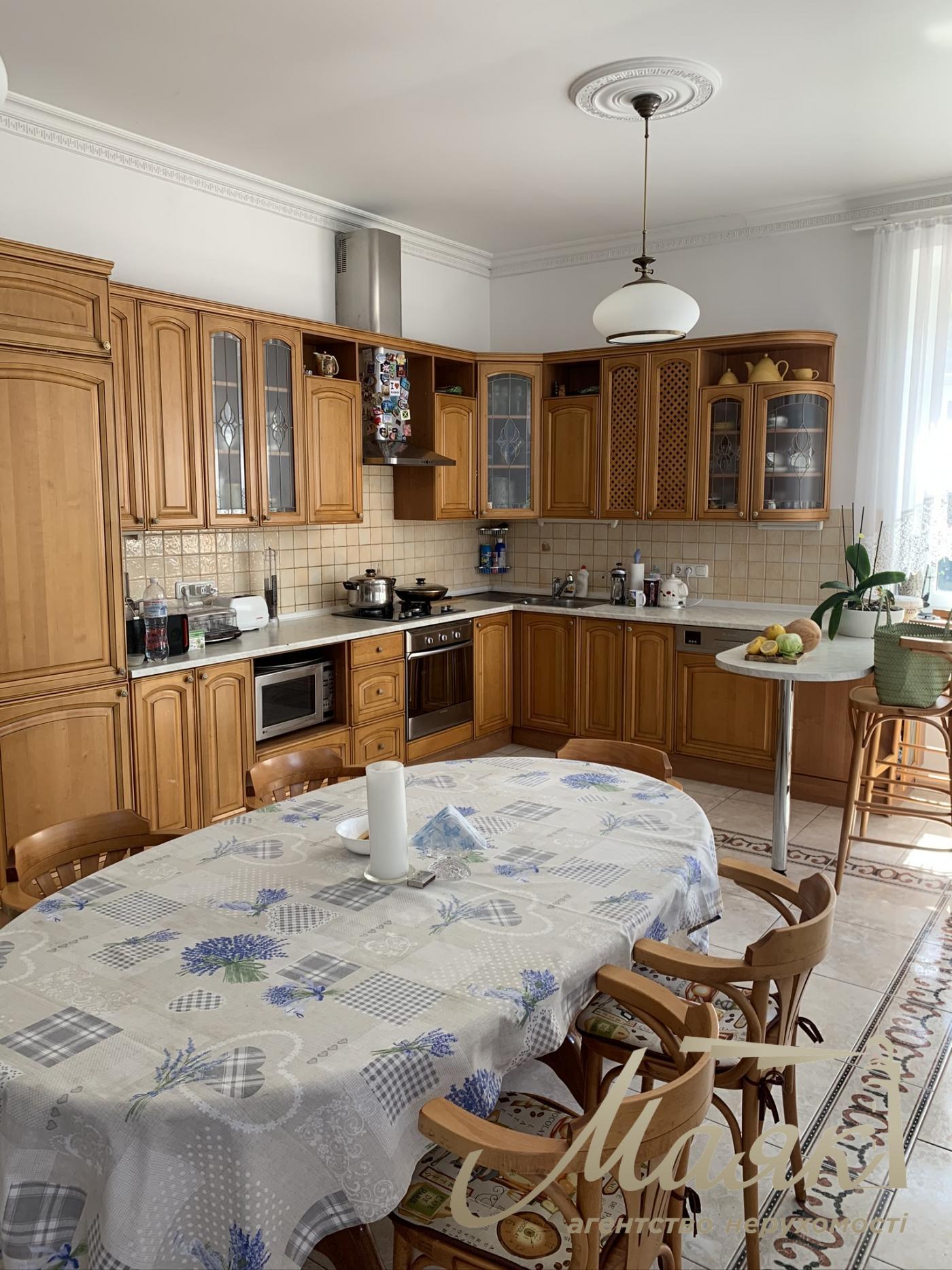 Rent 3-storey house 492,7m2, Lesniki