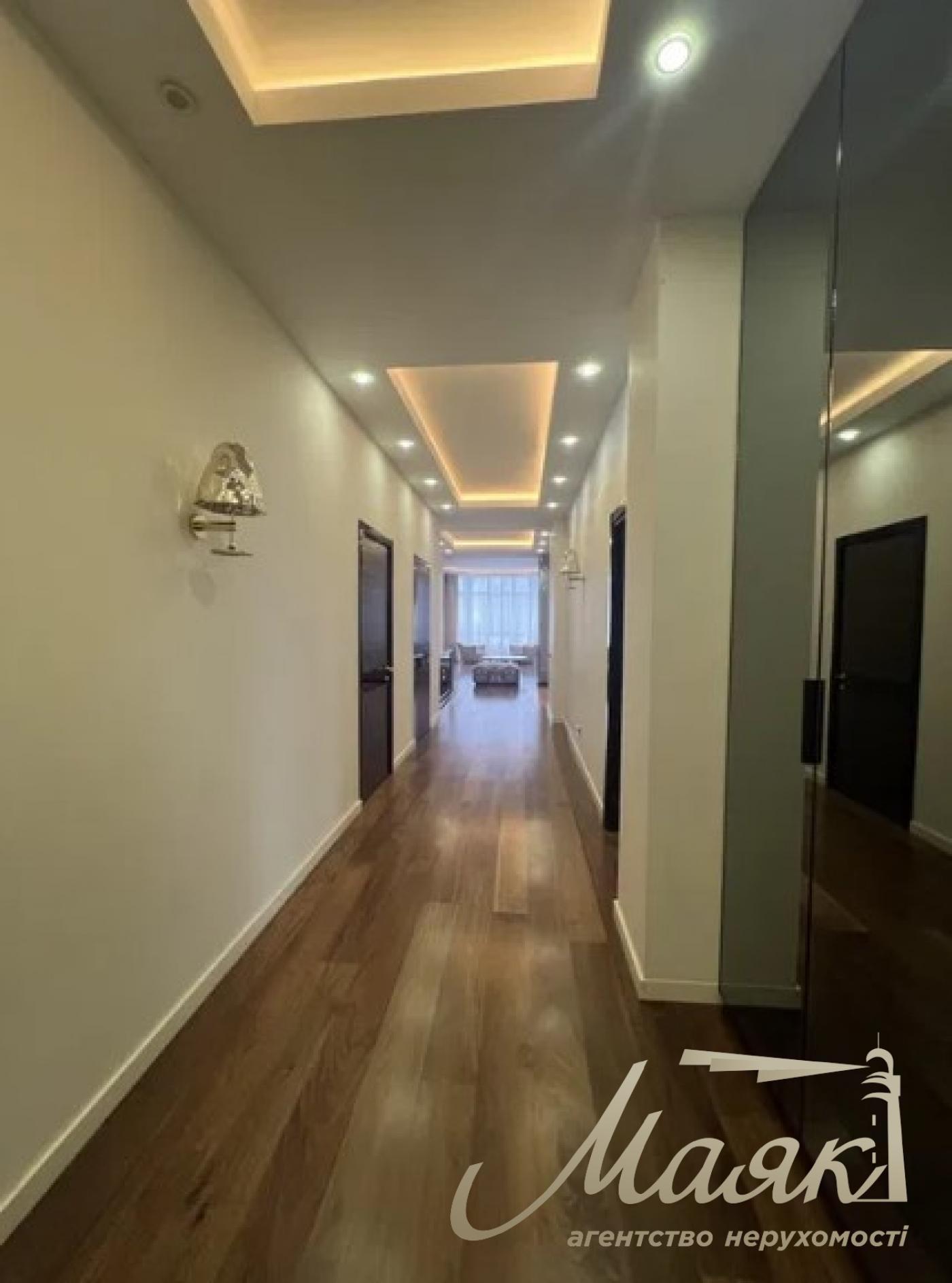 Rent 3-room apartment 198m2 st. Grushevskoho 9A