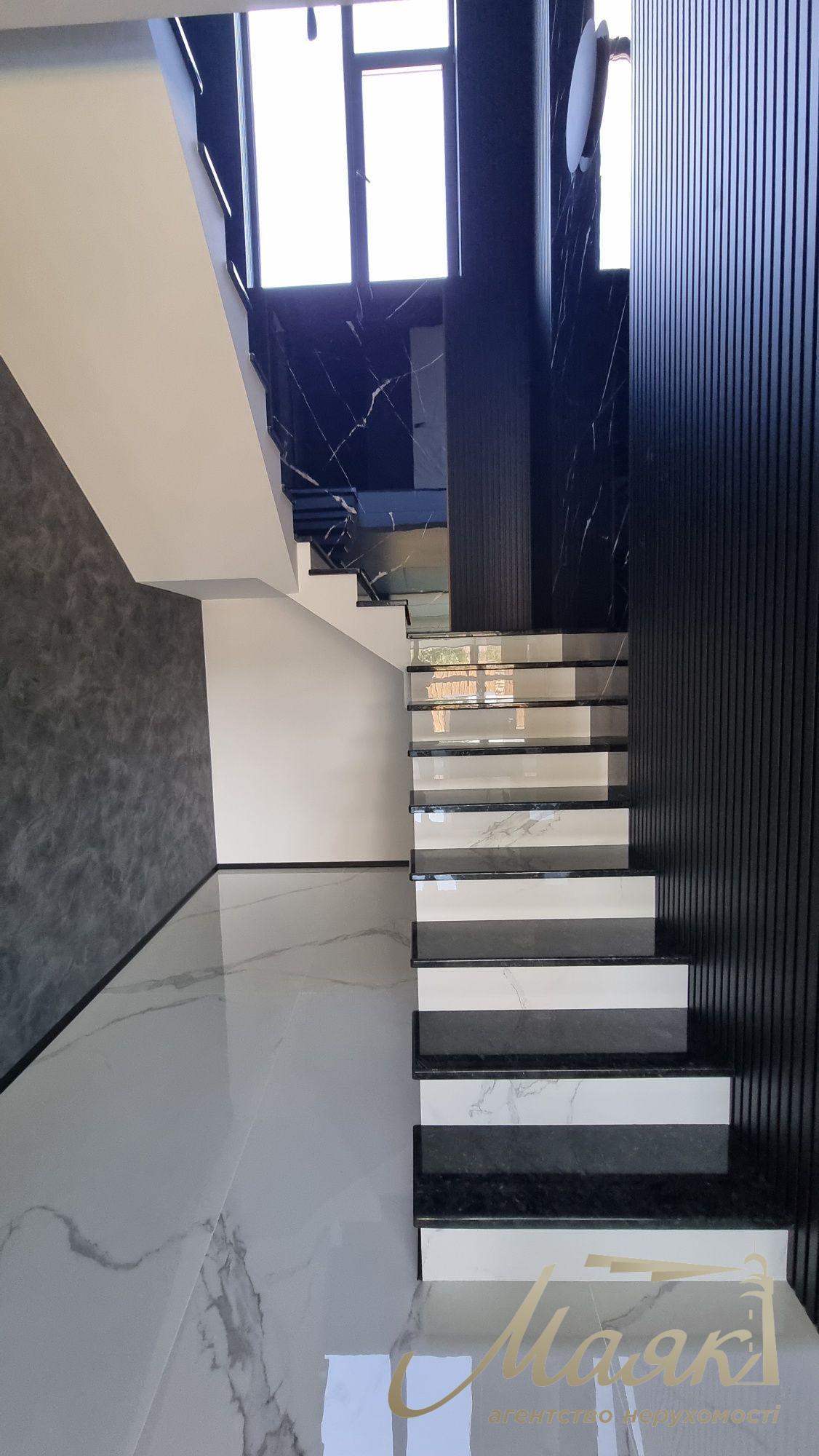 Продаж нового сучасного будинку в стилі Hi-Tech у селі Гатне