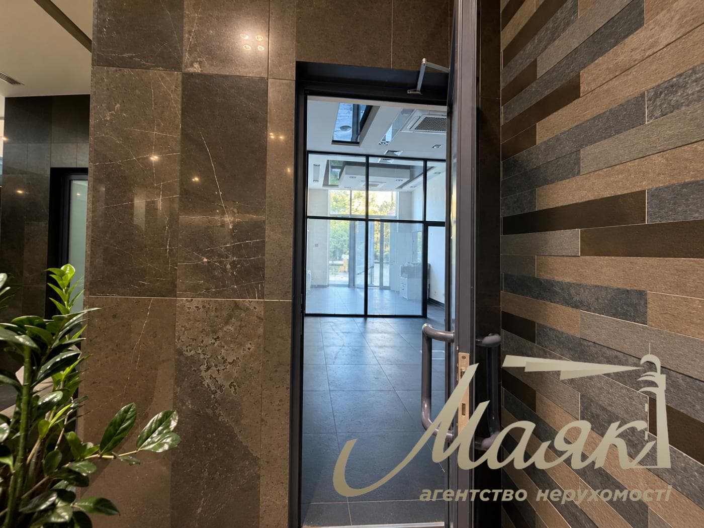 Продаж фасадного комерційного приміщення площею 57,7 м² з ремонтом у ЖК Central Park, Печерськ, Київ