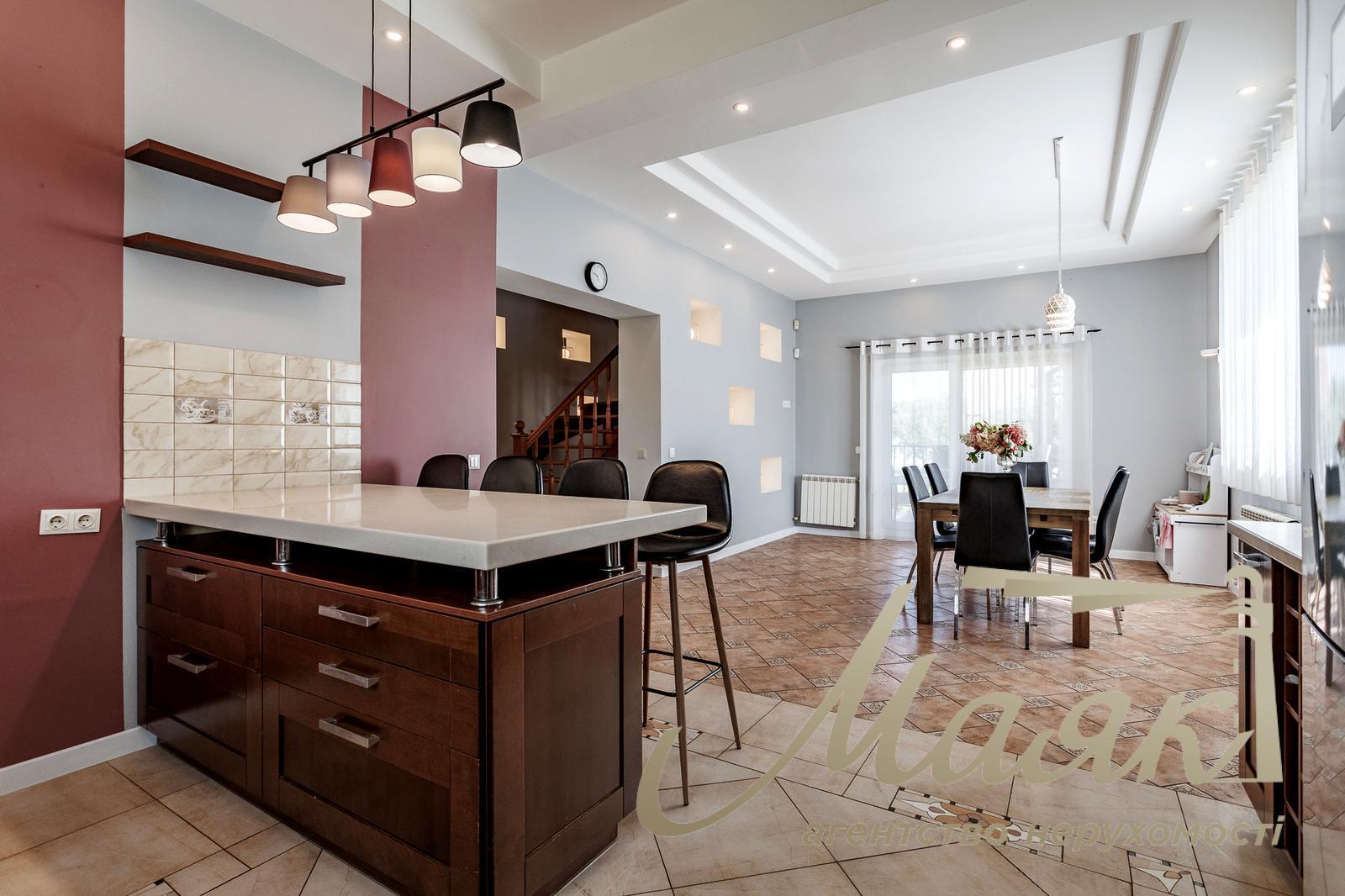 Продаж будинку 233 кв.м. у с.Хотів