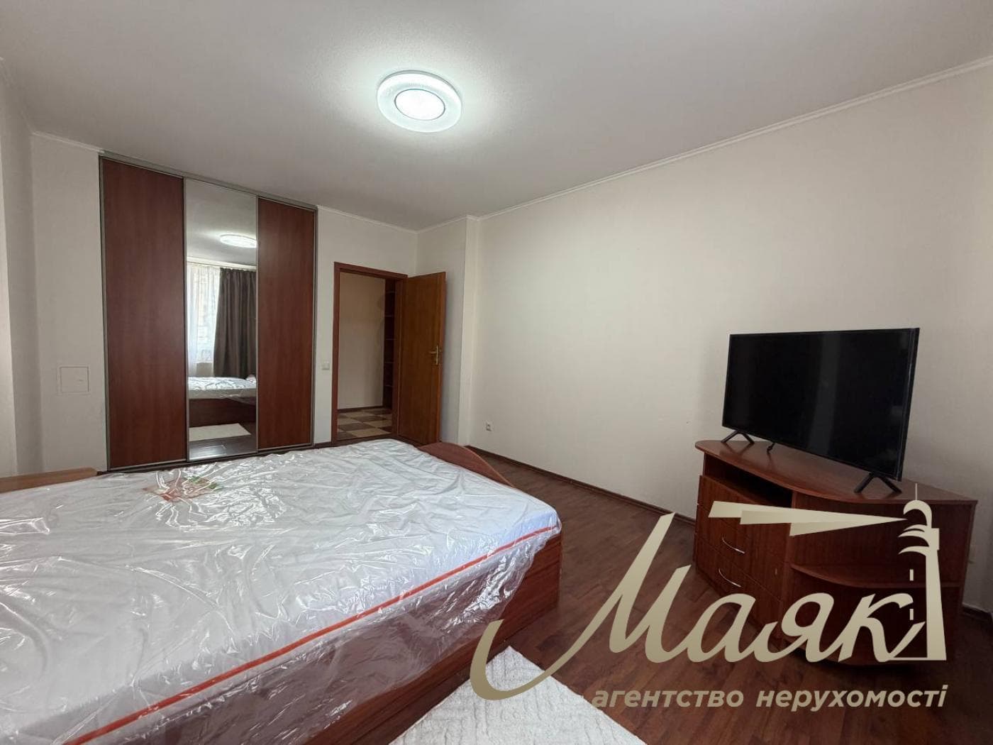 2-room apartment for rent at 4 Raisa Okipnaya Street, Levoberezhnaya.