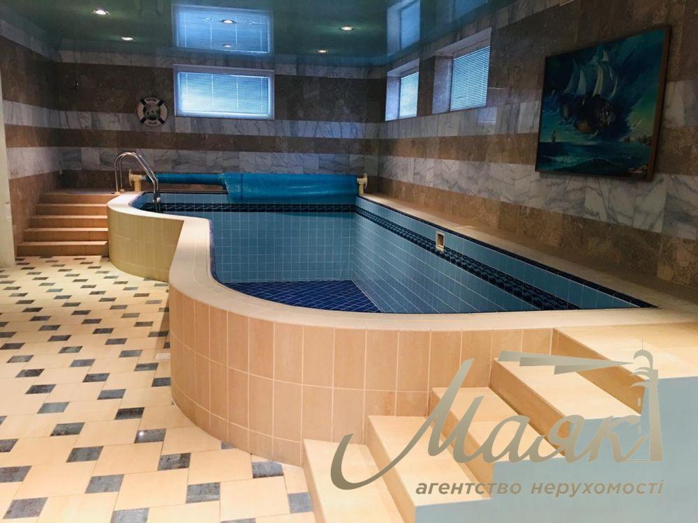 Продаж будинку з басейном у КМ "Золоті Ворота" Козин