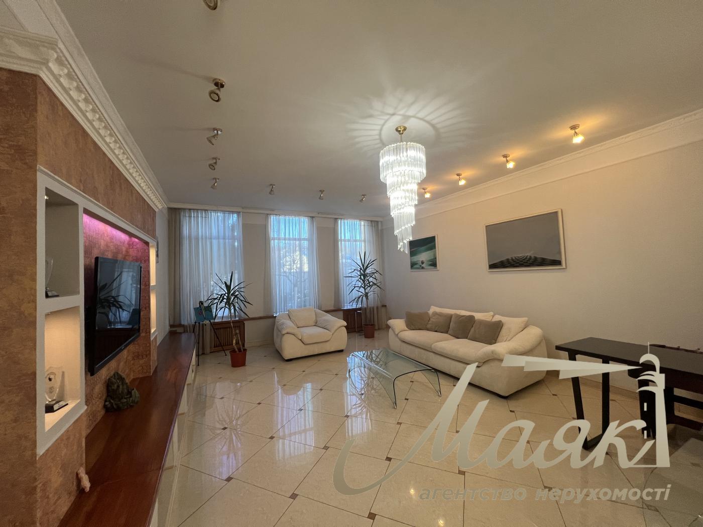 Rent of a 3-storey house 460m2, Goloseevsky district, Myshelovka.