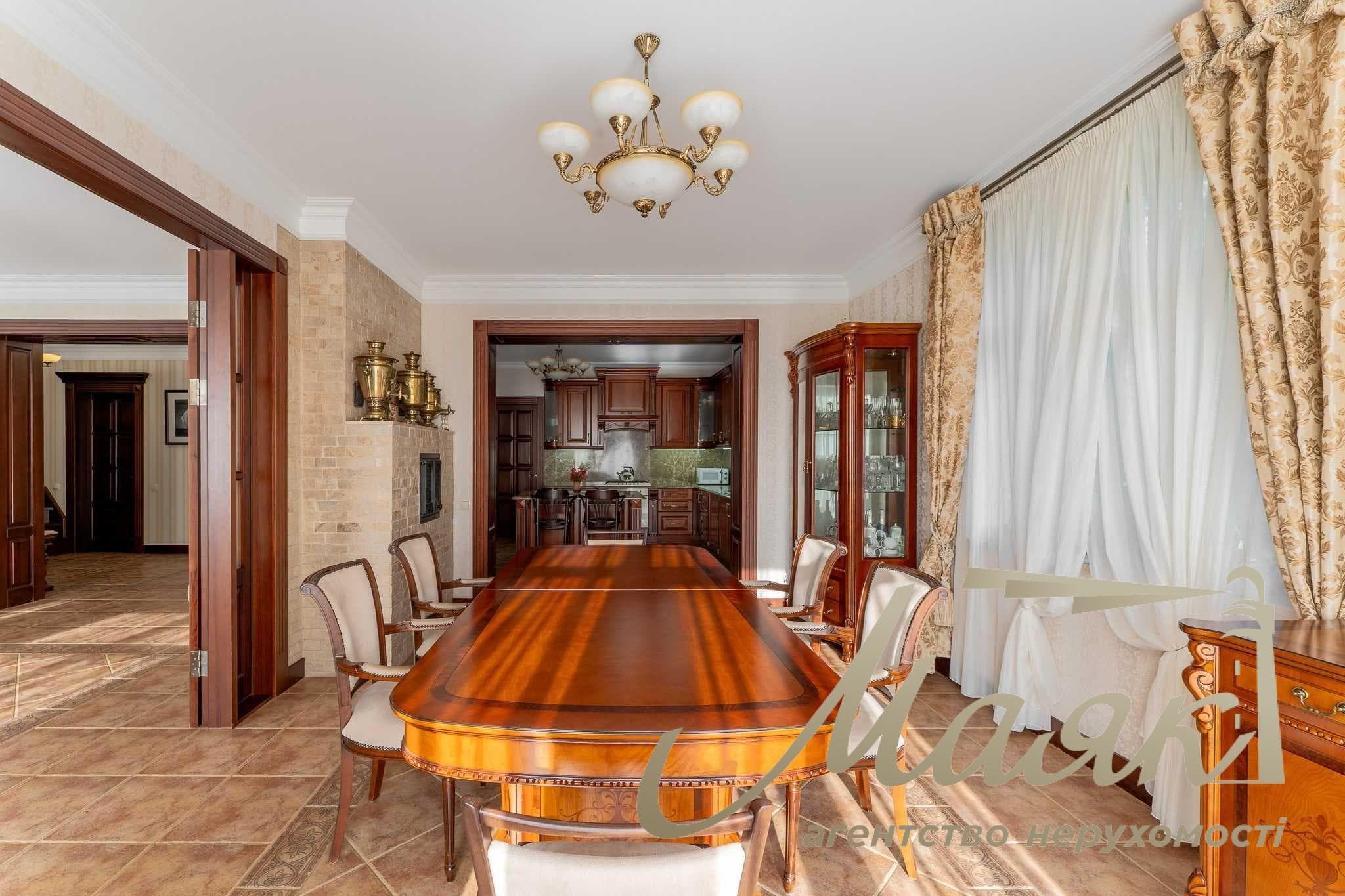 Продаж будинку/сімейної садиби площею 450 м² (2 будинки загальною площею 580 м²), земельна ділянка площею 30 соток, Чапраївка/Віта Литовська, м. Київ, Голосіївський район, 15 хвилин від станції метро «Видубичі»