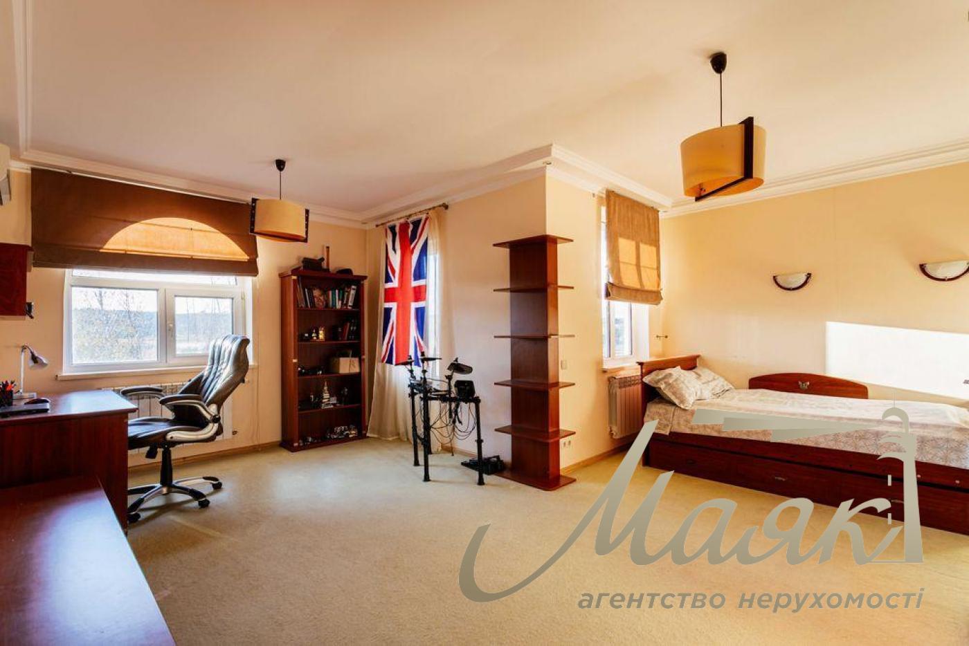 Продажа просторного дома 330м2 с бассейном, 12 соток, рядом озеро и лес в с. Романков.