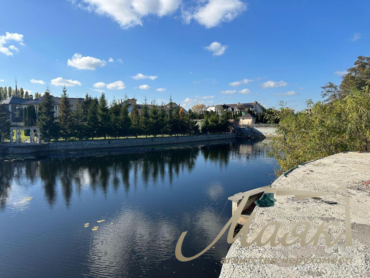 Sale of a plot with access to the Dnieper River. In the city on the Dam.