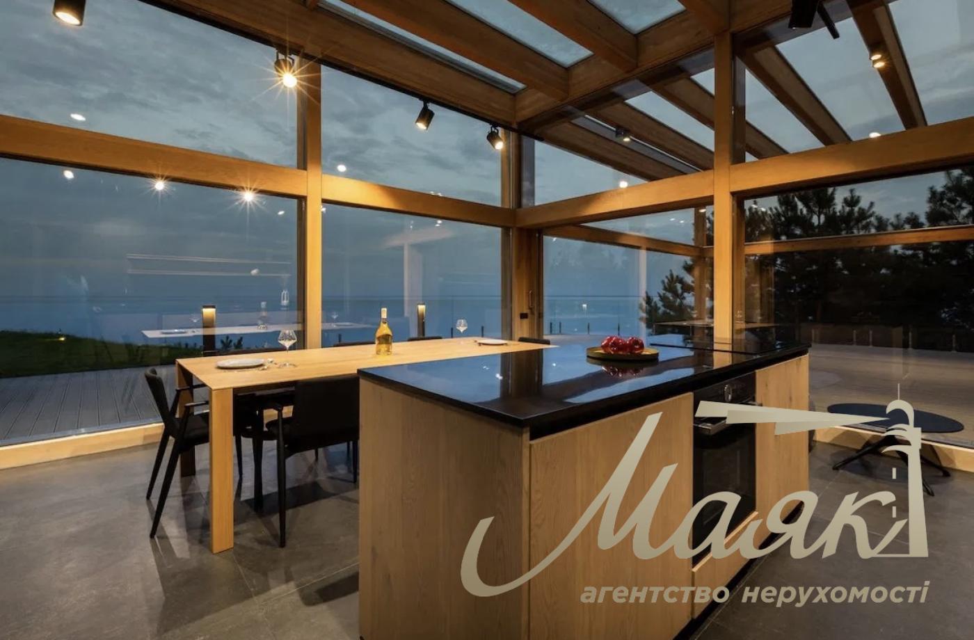 Продаж будинку Джеймса Бонда