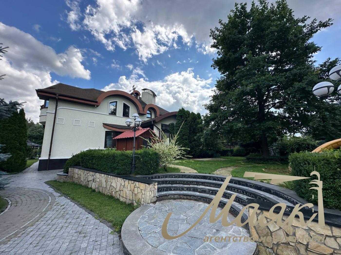 Продаж резиденції з двох будинків на 60 сотках землі на Хуторі Мриги, Голосіївський район.