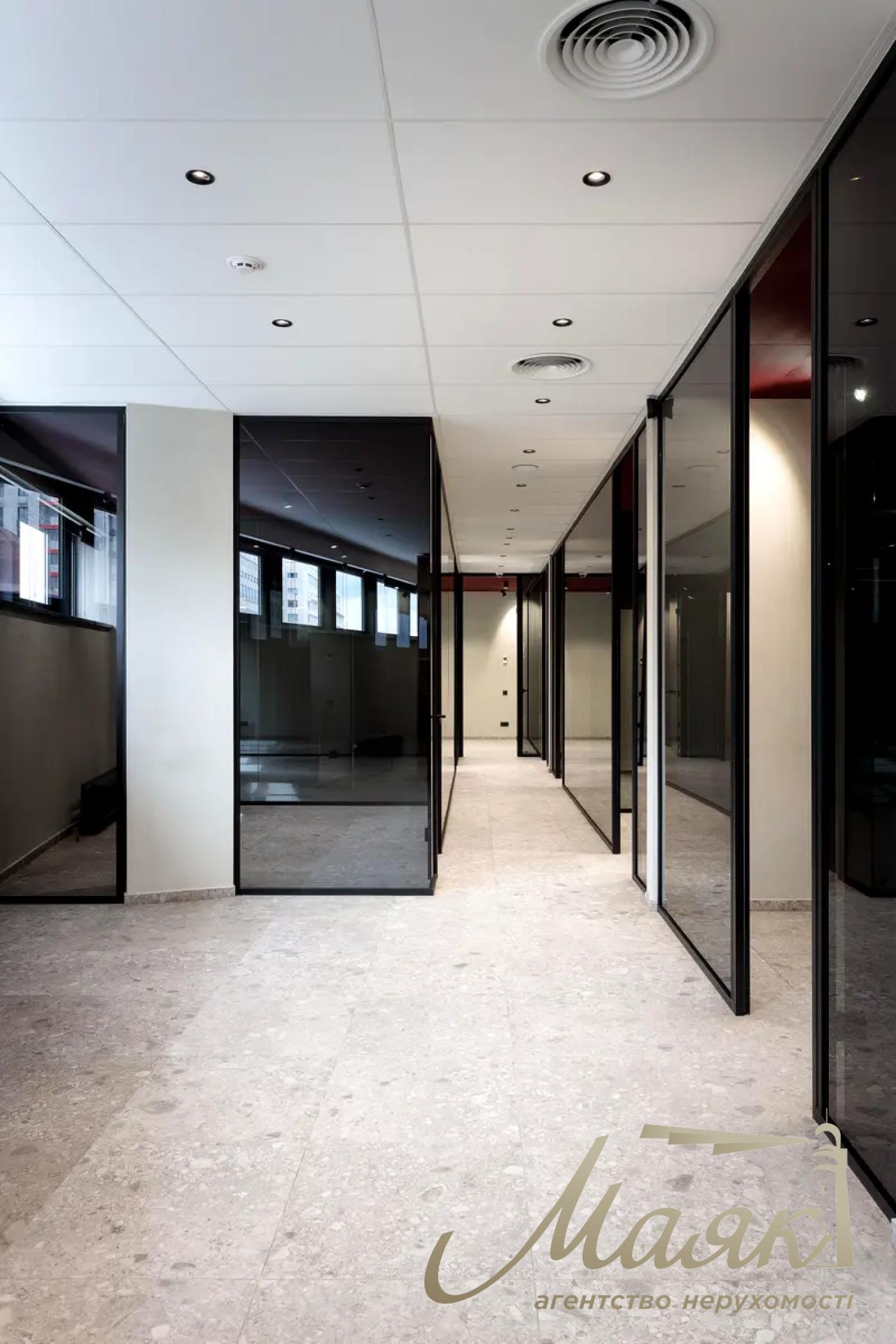 Office for rent 345m2 in BC on Eugenia Konovaltsa street 36D