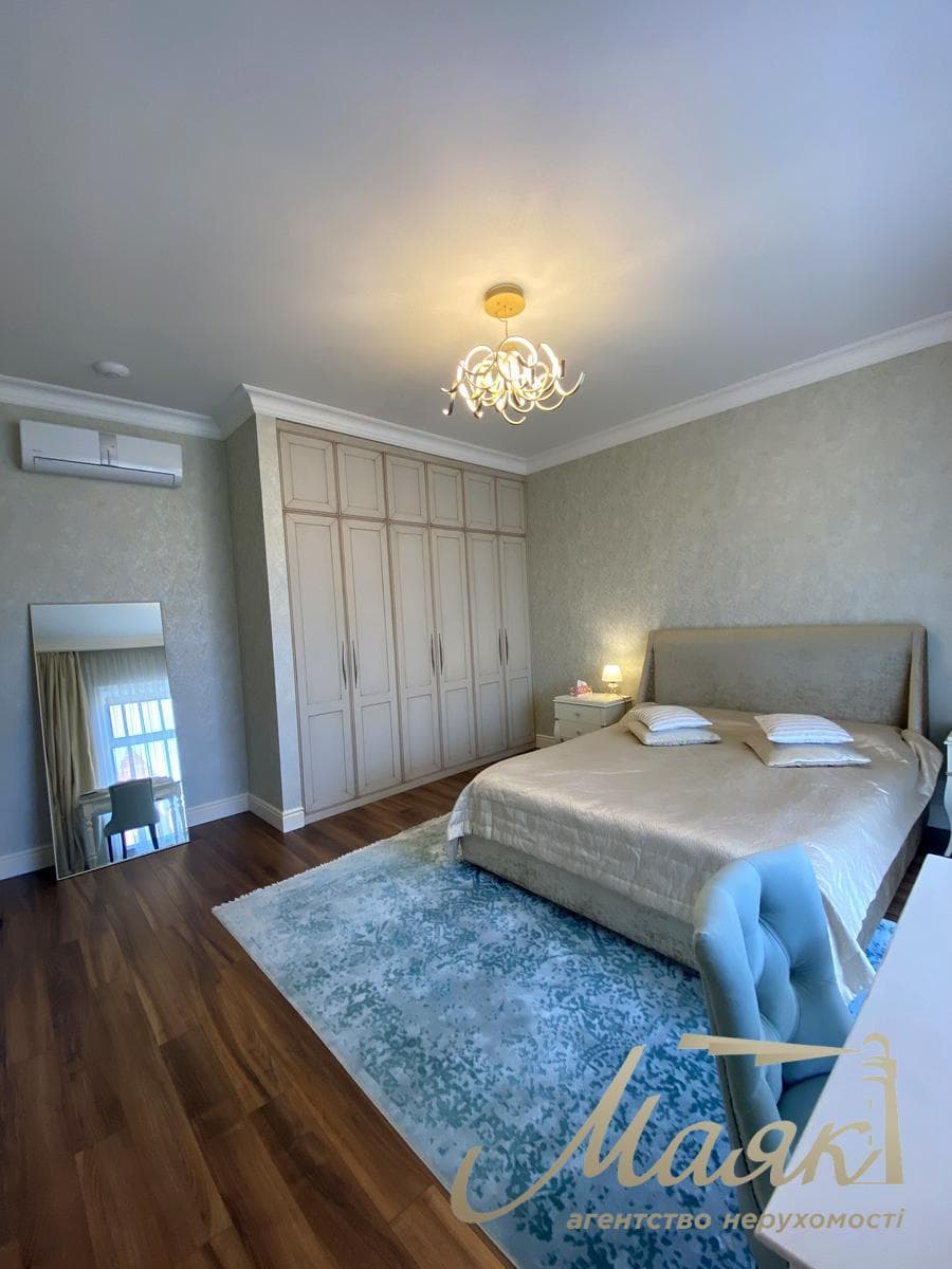 For sale 2-storey house 538m2 with swimming pool in a closed cottage town in Obolon.